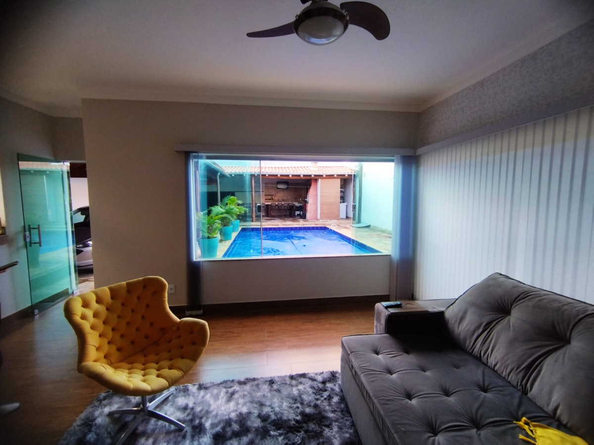 Sala de TV com vista para a piscina