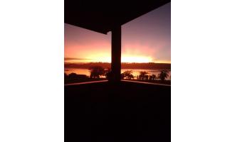 Maravilhoso Rancho, em frente ao lago de Furnas, a 1 km do Pontalete, com 500m2 de lote todo cercado, com uma belíssima casa, 3 quartos, 1 suite, varanda, coz. e sala com lareira, mirante com vista, apenas R$ 490.000,00